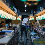 Mentre con il nome di izakaya viene definita una piccola osteria di quartiere dove i giapponesi si rilassano dopo una giornata di lavoro, mangiando ma soprattutto bevendo (foto di m-louis.�)